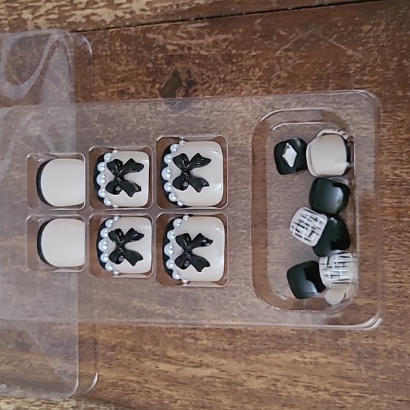 2/$16 3D Bows, Rhinestones, & Pearls Press on Toenails - Picture 14 of 17
